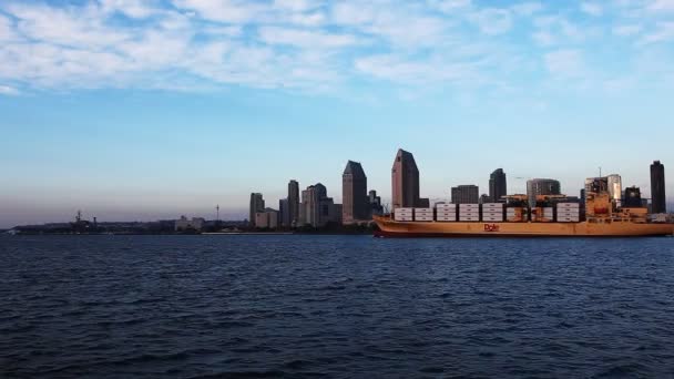 Bir konteyner gemisi San Diego Harbor'a taşır — Stok video