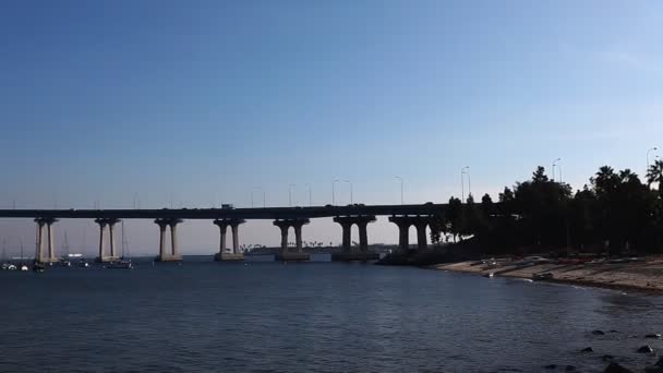 Panela controlada por movimento da Ponte Coronado, Califórnia — Vídeo de Stock