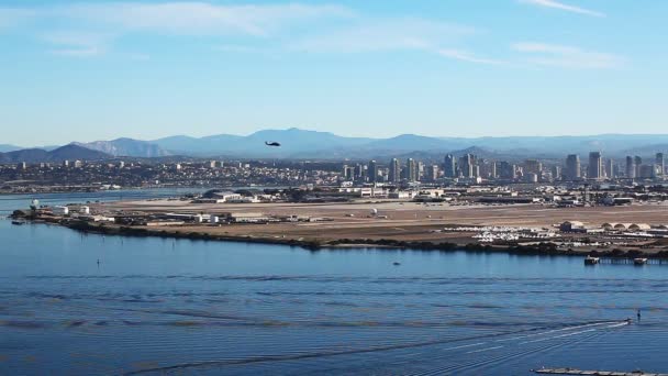 San Diego centre-ville avec la ville de Coronado au premier plan — Video