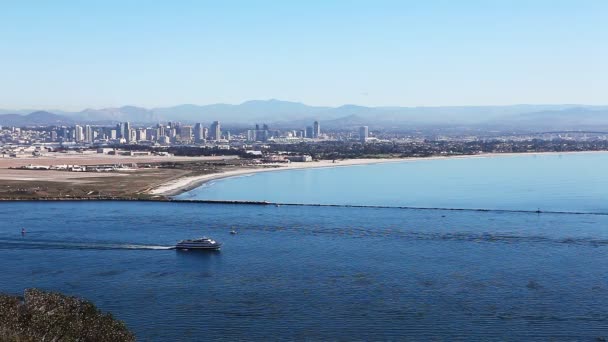 Horizonte de San Diego com um barco em movimento em primeiro plano — Vídeo de Stock