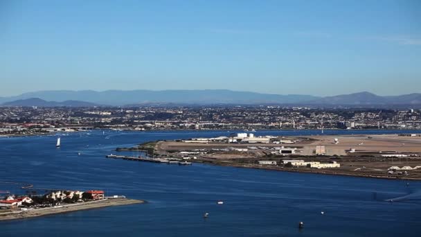 En rörelse kontrollerad pan i San Diego och Coronado Island — Stockvideo