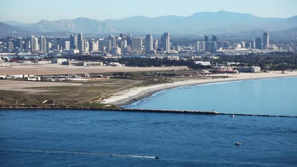 San Diego στον ορίζοντα με τον Ειρηνικό Ωκεανό σε πρώτο πλάνο — Αρχείο Βίντεο