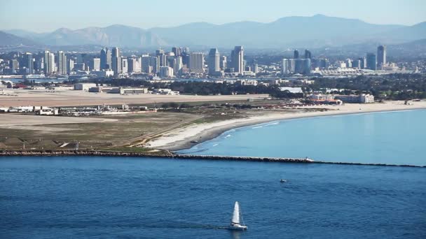 San Diego skyline, egy vitorlás mozgó az előtérben — Stock videók