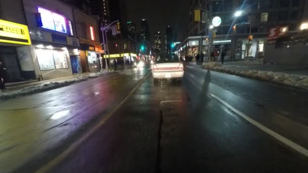 TORONTO, ONTARIO, CANADA FEBRUARY 2015: Un punct de vedere drive (POV) în Toronto noaptea — Videoclip de stoc