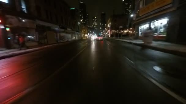 TORONTO, ONTARIO, FEVEREIRO DE CANADÁ 2015: Uma unidade de ponto de vista (POV) em Toronto, Canadá à noite — Vídeo de Stock