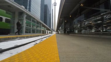 Toronto Union Station ile arka planda Cn Kulesi, raylar