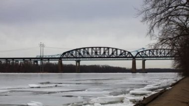 Köprüler Hudson Nehri üzerinde trafik