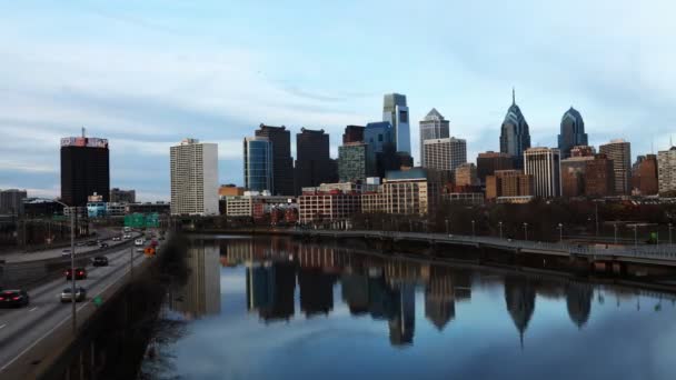 PHILADELPHIA, ESTADOS UNIDOS - 20 de abril de 2015: A timelapse of Philadelphia with The Schuykill River in foreground — Vídeo de Stock