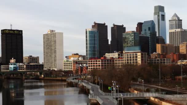 PHILADELPHIA, UNITED STATES - 20 апреля 2015 г.: The Philadelphia, Pennsylvania skyline — стоковое видео