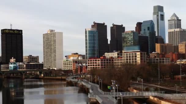 PHILADELPHIA, UNITED STATES - APRIL 20, 2015: The Philadelphia, Pennsylvania skyline — Stock Video