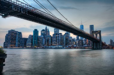 Brooklyn Köprüsü'nün Manhattan skyline ile