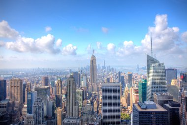 Manhattan siluetinin bulutlu bir gökyüzü ile