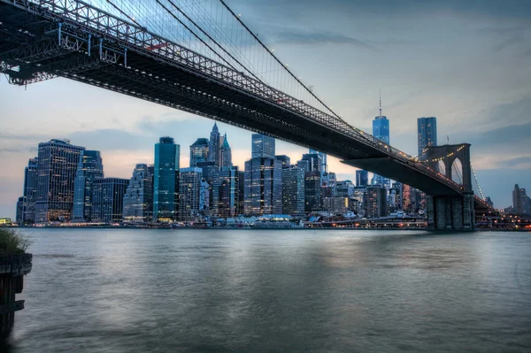 El puente de Brooklyn con el horizonte de Manhattan detrás —  Fotos de Stock