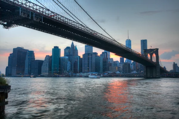 El puente de Brooklyn con el puente de Manhattan detrás —  Fotos de Stock