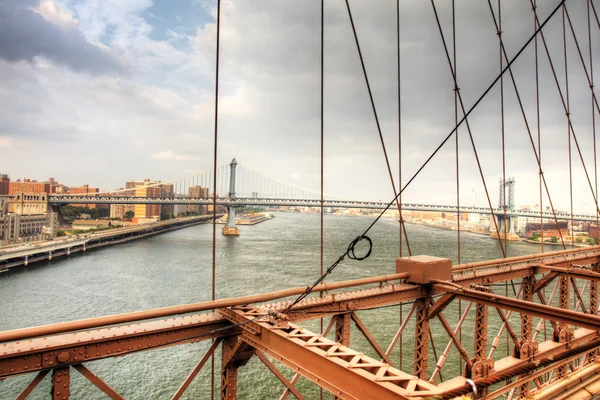 El puente de Brooklyn con el puente de Manhattan detrás —  Fotos de Stock
