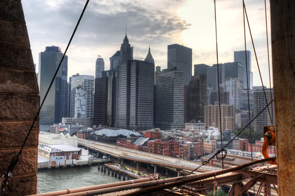 El puente de Brooklyn con una vista de Manhattan detrás —  Fotos de Stock