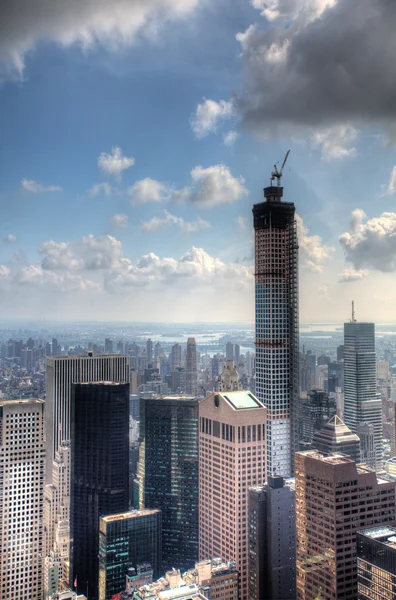 Vertical de uma pequena pegada ou arranha-céu magro em Manhattan — Fotografia de Stock
