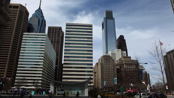FILADELFIA, ESTADOS UNIDOS - 19 DE ABRIL DE 2015: Edificios del centro de Filadelfia — Vídeos de Stock