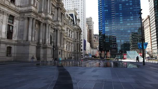 Fontäner nära Philadelphia city hall — Stockvideo