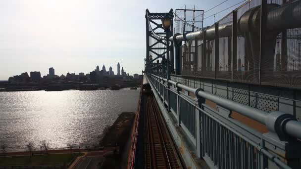 Paisaje urbano de Filadelfia desde el puente Benjamin Franklin — Vídeo de stock