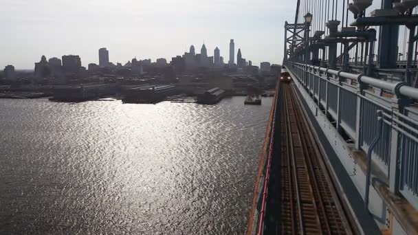 Uma paisagem urbana de Filadélfia da Ponte Benjamin Franklin — Vídeo de Stock