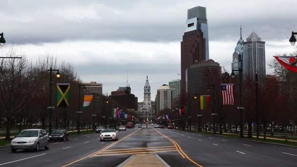 FILADELFIA, ESTADOS UNIDOS - 19 DE ABRIL DE 2015: Filadelfia mira hacia el centro de la ciudad — Vídeos de Stock