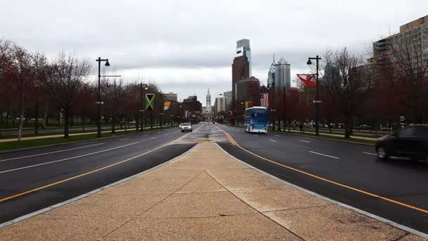 PHILADELPHIA, UNITED STATES - APRIL 19, 2015: Philadelphia, Pennsylvania looking toward the city center — Stock Video