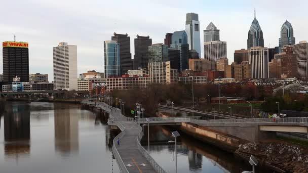 FILADELFIA, ESTADOS UNIDOS - 19 DE ABRIL DE 2015: Escena de la ciudad de Filadelfia con el río en primer plano — Vídeo de stock