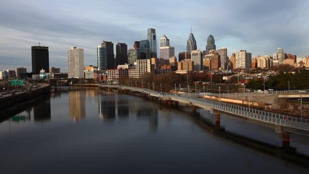 Un paisaje urbano de Filadelfia con el río en primer plano — Vídeos de Stock