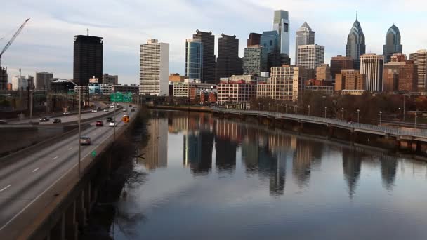 PHILADELPHIA, ESTADOS UNIDOS - 19 de abril de 2015: Filadélfia, Pensilvânia cena com rio em primeiro plano — Vídeo de Stock