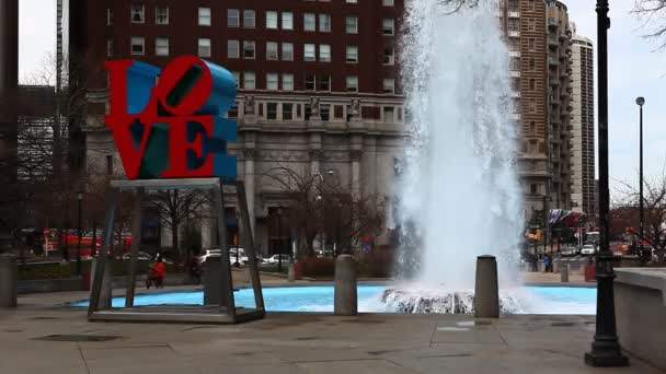 PHILADELPHIA, ESTADOS UNIDOS - 19 de abril de 2015: The Love Sculpture from Philadelphia, Pennsylvania — Vídeo de Stock