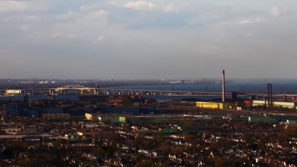 Una larga vista del Burlington Skyway en Ontario, Canadá — Vídeo de stock