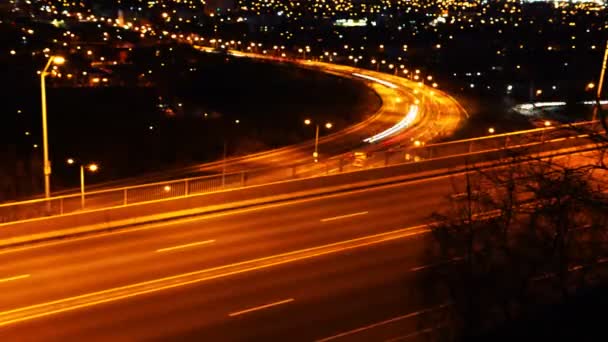 Zeitraffer-Ansicht einer vielbefahrenen Schnellstraße in der Nacht