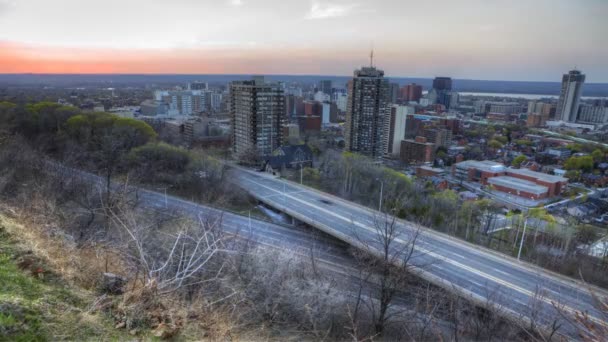 Timelapse view of a busy expressway at as day becomes night — Stock Video