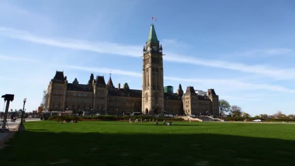 Ein zeitraffer blick auf das kanadische parlament — Stockvideo