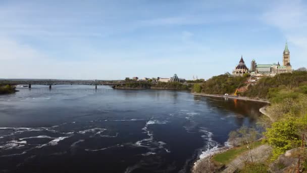 Una vista del timelapse del Parlamento de Canadá junto al río Ottawa — Vídeos de Stock