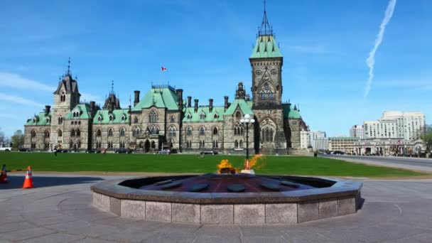 Timelapse θέα του Κοινοβουλίου του Καναδά, με πυρσό στο μέτωπο — Αρχείο Βίντεο