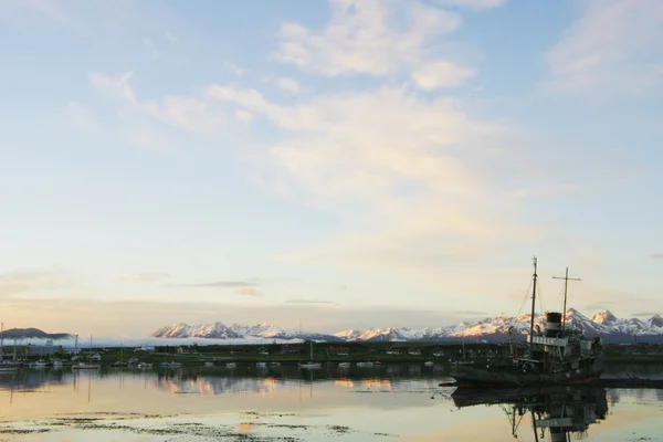 Schipbreuk in de haven van Ushuaia-Tierra Del Fuego — Stockfoto