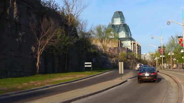 En motorväg i Ottawa med The National Gallery i bakgrunden — Stockvideo