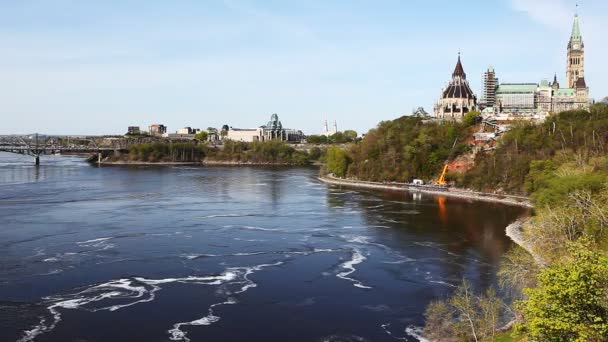 Kanada'nın Parlamento binaları yüksek bir tepe üzerinde. Ottawa — Stok video