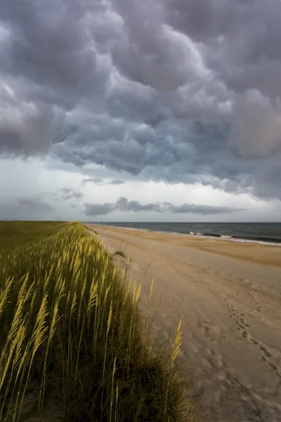 Cape Hatteras com perigosas nuvens de tempestade — Fotografia de Stock