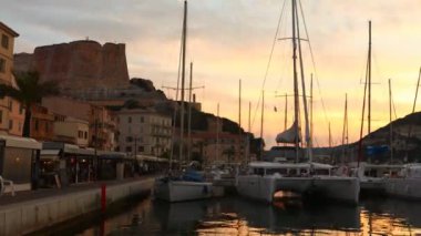 bir gün batımı timelapse Bonifacio Corsica'deki / daki bağlantı noktasının