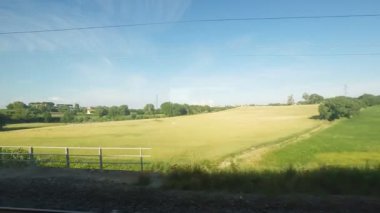 Bir tren görünümünden güneşli kırsal