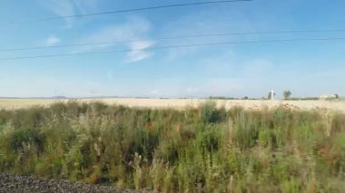 Bakış açısı ile hareket eden bir trenin sessiz kırsal