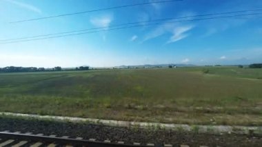 Hareket eden bir trenin görünümünden huzurlu kırsal
