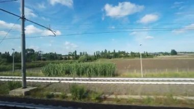 Bir tren görünümünden sessiz kırsal