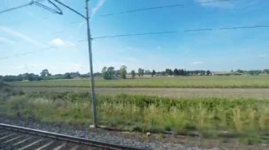 Bir tren görünümünden huzurlu kırsal