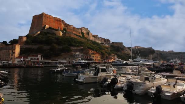 Citadellet och hamnen i Bonifacio, Korsika i Frankrike — Stockvideo