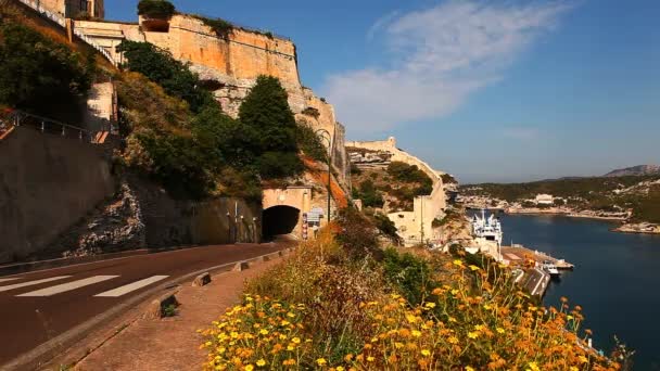 El puerto de Bonifacio, Córcega en Francia — Vídeo de stock