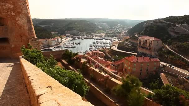 Utsikt över marinan i Bonifacio på Korsika — Stockvideo